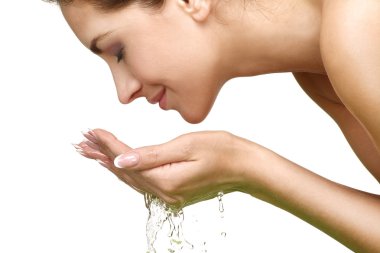 mooie vrouw vernieuwen haar gezicht met water