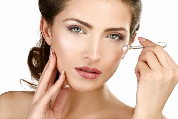 Close-up de uma mulher bonita aplicando um tratamento de beleza — Fotografia de Stock