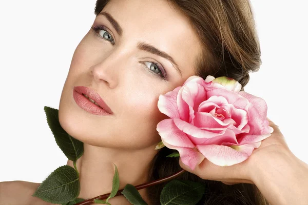 Foto de belleza de la mujer con una hermosa rosa — Foto de Stock