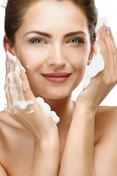 Hermosa mujer limpiando su cara con un tratamiento de espuma —  Fotos de Stock