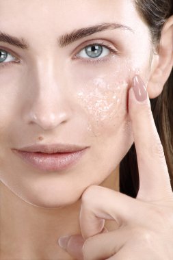 güzel bir kadın yüzüne Scrub tedavi uygulanıyor