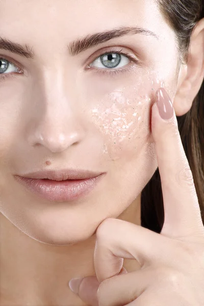 Bella donna che applica il trattamento scrub sul viso — Foto Stock