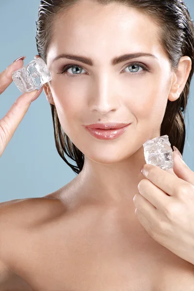 Hermosa mujer aplicando tratamiento de cubo de hielo en la cara —  Fotos de Stock