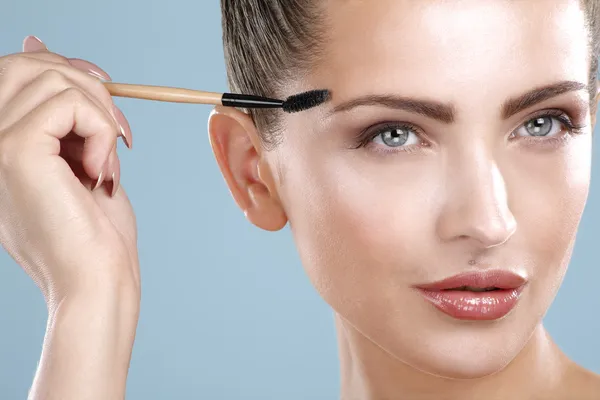 tatlı kaş Fırçası aracıyla güzel kadın