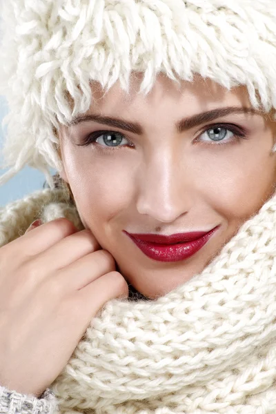 Beauty shot of a beautiful woman in winter clothes — Stock Photo, Image