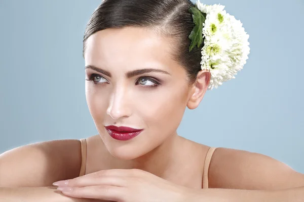 Tiro de beleza de mulher sorridente com acessórios de flores — Fotografia de Stock