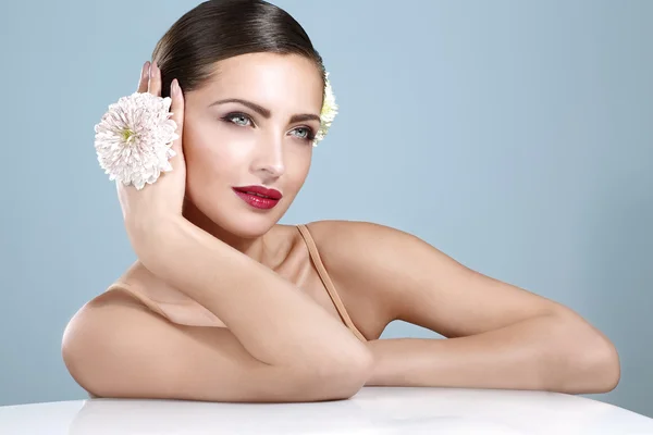 Tiro de beleza de mulher sorridente com acessórios de flores — Fotografia de Stock