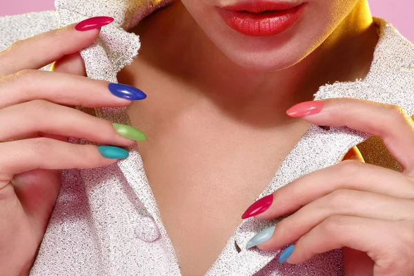 Foto de belleza de modelo con esmalte de uñas de colores —  Fotos de Stock