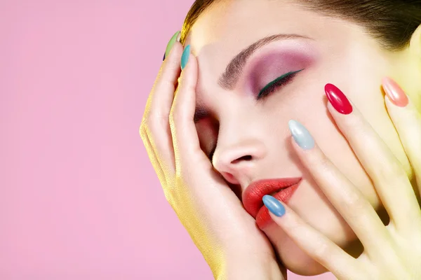 Foto de belleza de modelo con esmalte de uñas de colores — Foto de Stock