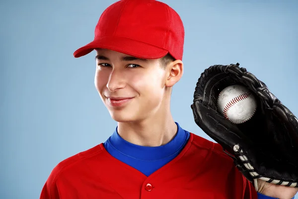 Retrato de un hermoso jugador de béisbol adolescente en un rojo y blanco —  Fotos de Stock