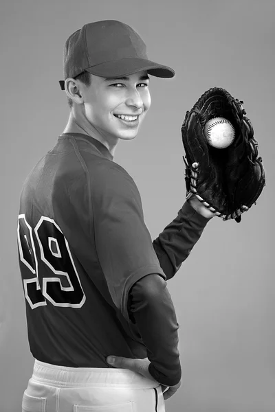 Ritratto di un bel giocatore di baseball adolescente in rosso e bianco un — Foto Stock