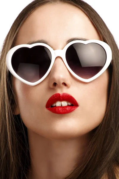 Joven chica sonriente con gafas en forma de corazón — Foto de Stock