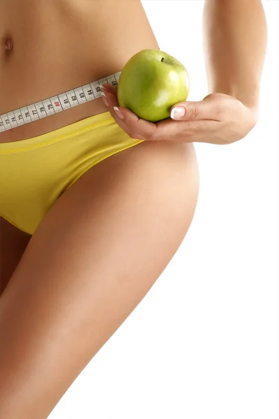 Gros plan d'une femme montrant des hanches avec un fruit à la main — Photo
