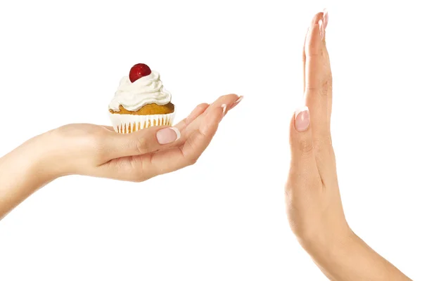 Primer plano de hermosa mano femenina dar un rico cupcake — Foto de Stock