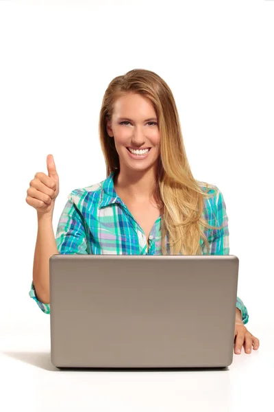 Gelukkige vrouw met behulp van laptop zitten aan de balie — Stockfoto