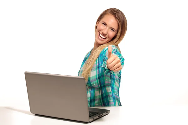 Szczęśliwa kobieta za pomocą laptopa siedząc przy biurku — Zdjęcie stockowe