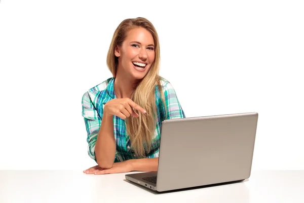 Ευτυχισμένη γυναίκα χρησιμοποιώντας φορητό υπολογιστή που κάθεται στο γραφείο — Φωτογραφία Αρχείου