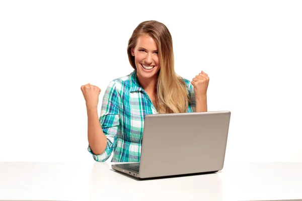 Mujer feliz usando portátil sentado en el escritorio — Foto de Stock