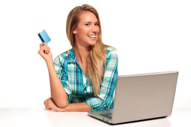 Online alışveriş masa başında oturan genç kadın