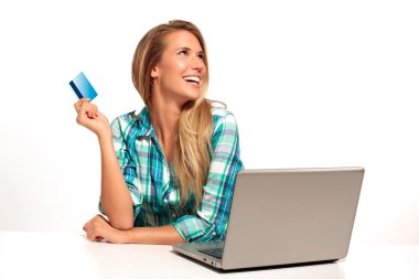Online alışveriş masa başında oturan genç kadın