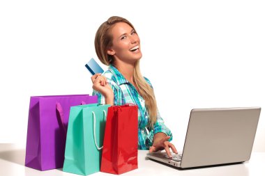 Online alışveriş masa başında oturan genç kadın