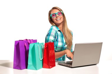 Online alışveriş masa başında oturan genç kadın