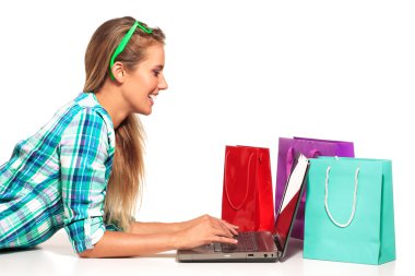 Online alışveriş masa başında oturan genç kadın