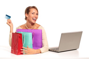 Online alışveriş masa başında oturan genç kadın