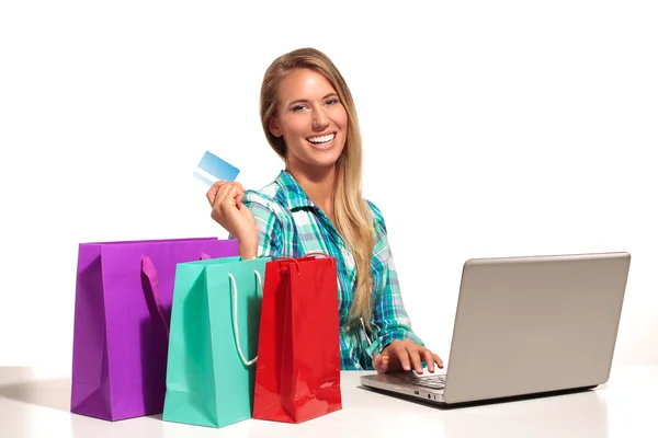 Jovem mulher sentada na mesa de compras Online — Fotografia de Stock