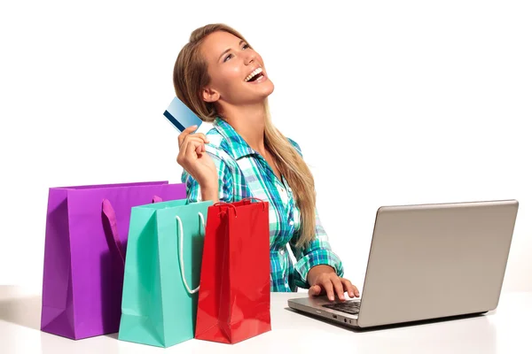Mladá žena, sedící u stolu online nakupování — Stock fotografie