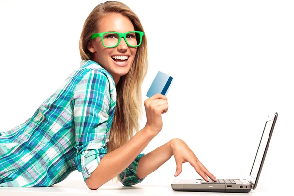 युवा महिला डेस्क पर बैठे ऑनलाइन शॉपिंग — स्टॉक फ़ोटो, इमेज