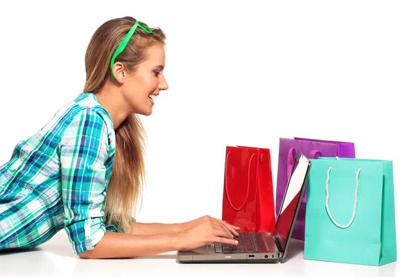 Jovem mulher sentada na mesa de compras Online — Fotografia de Stock