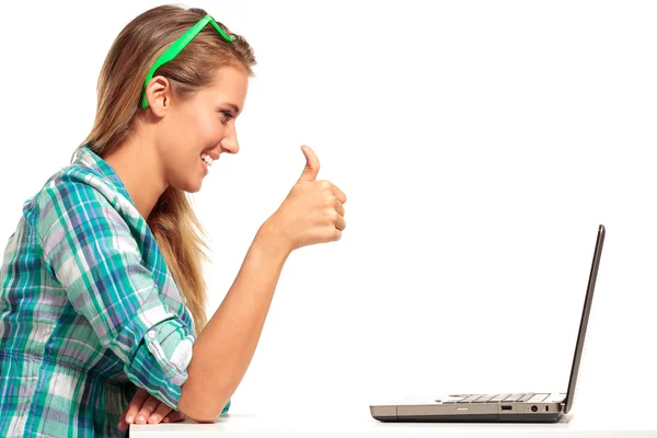 Jeune femme assise au bureau faisant du shopping en ligne — Photo