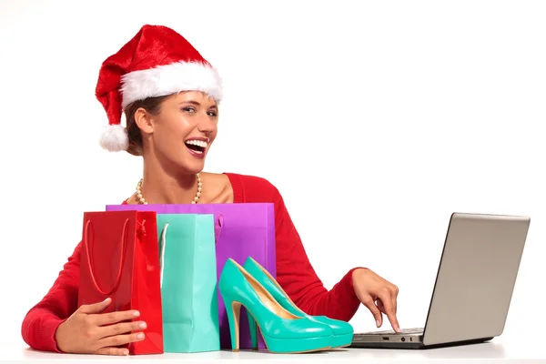 Рождественская женщина на ноутбуке делает интернет-покупки — стоковое фото