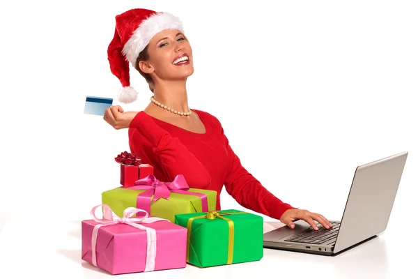 Jul kvinna på laptop gör internet shopping — Stockfoto