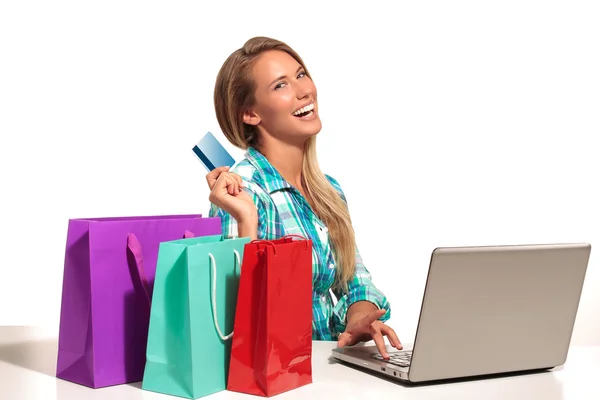 Mujer joven sentada en el escritorio de compras en línea — Foto de Stock