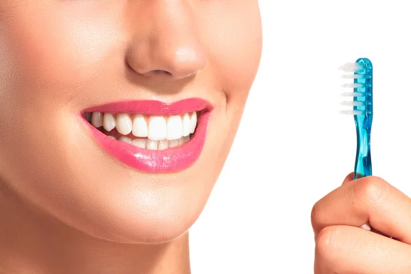 Tutup wanita tersenyum dengan gigi putih yang sempurna — Stok Foto