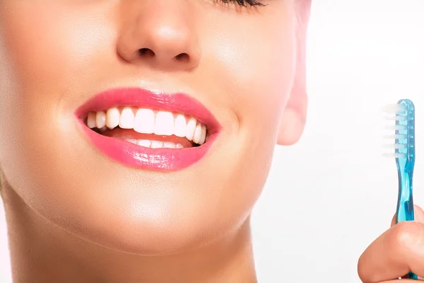 Fechar-se de mulher sorridente com dentes brancos perfeitos — Fotografia de Stock
