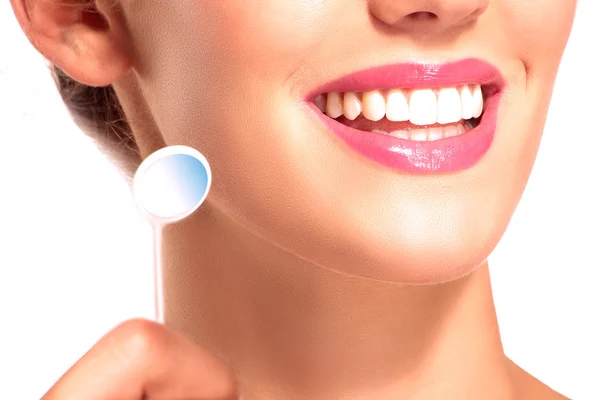 Primo piano di donna sorridente con perfetti denti bianchi — Foto Stock