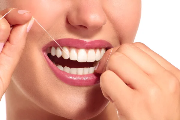 Крупный план улыбающейся женщины с идеальными белыми зубами — стоковое фото