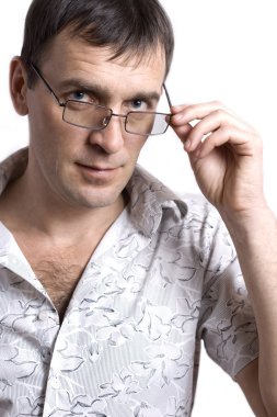 gözlük takan adam