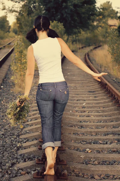 Het meisje op rails — Stockfoto