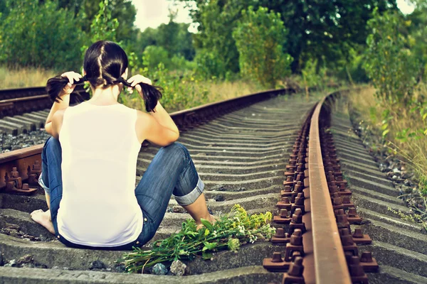 Het meisje op rails — Stockfoto