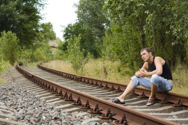 raylar üzerindeki adam