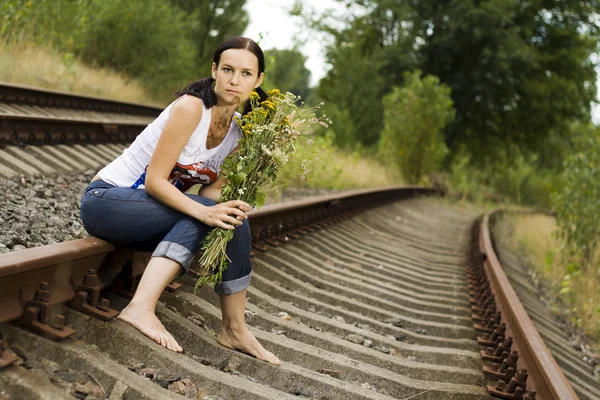 Het meisje op rails — Stockfoto