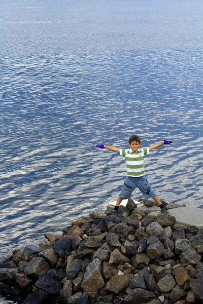 A boy looks at water — Stock Photo, Image