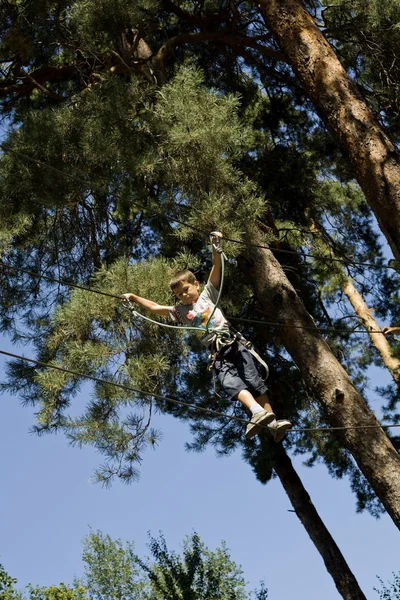 Rapaz numa corda — Fotografia de Stock