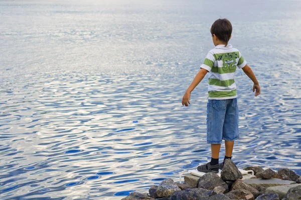 Un ragazzo guarda l'acqua — Foto Stock