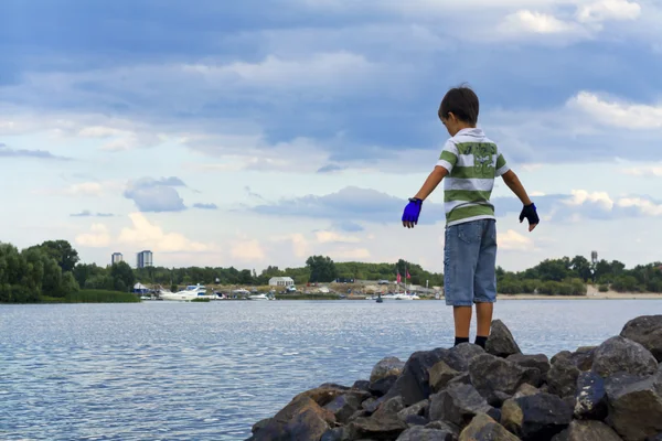 A boy looks at water — Stock Photo, Image