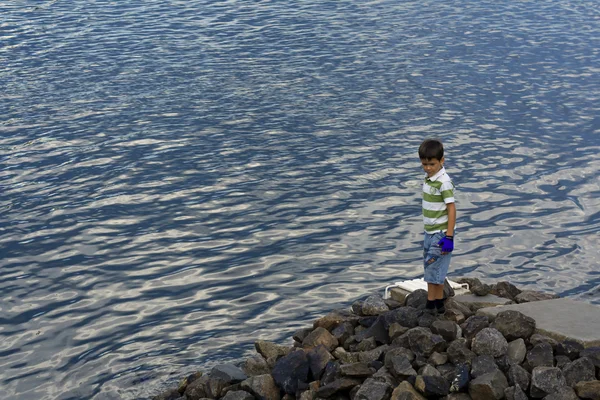 Chlapec se dívá na vodu — Stock fotografie
